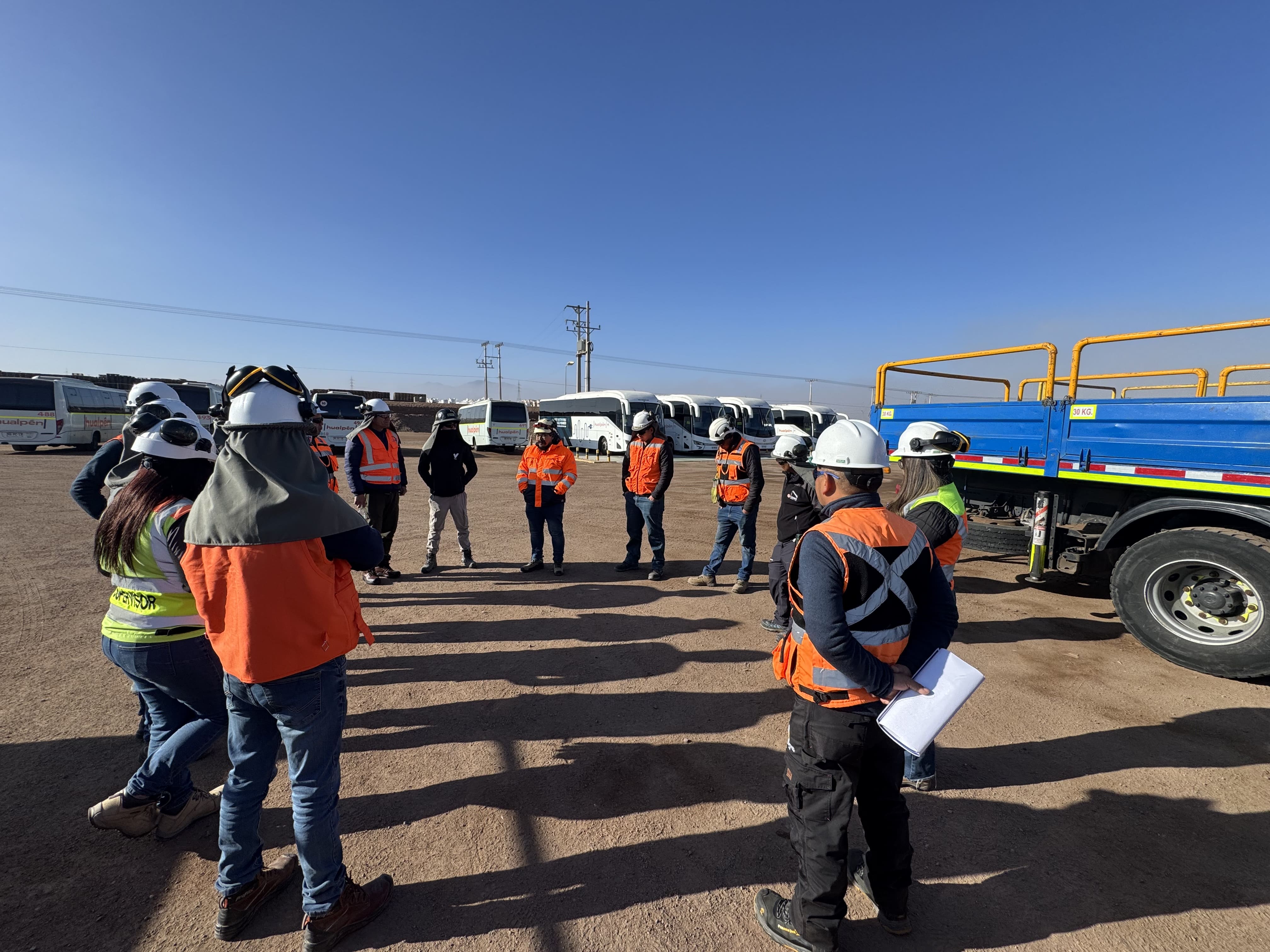 Reunión de coordinación 24/7 en faena para maniobras de izaje y logística