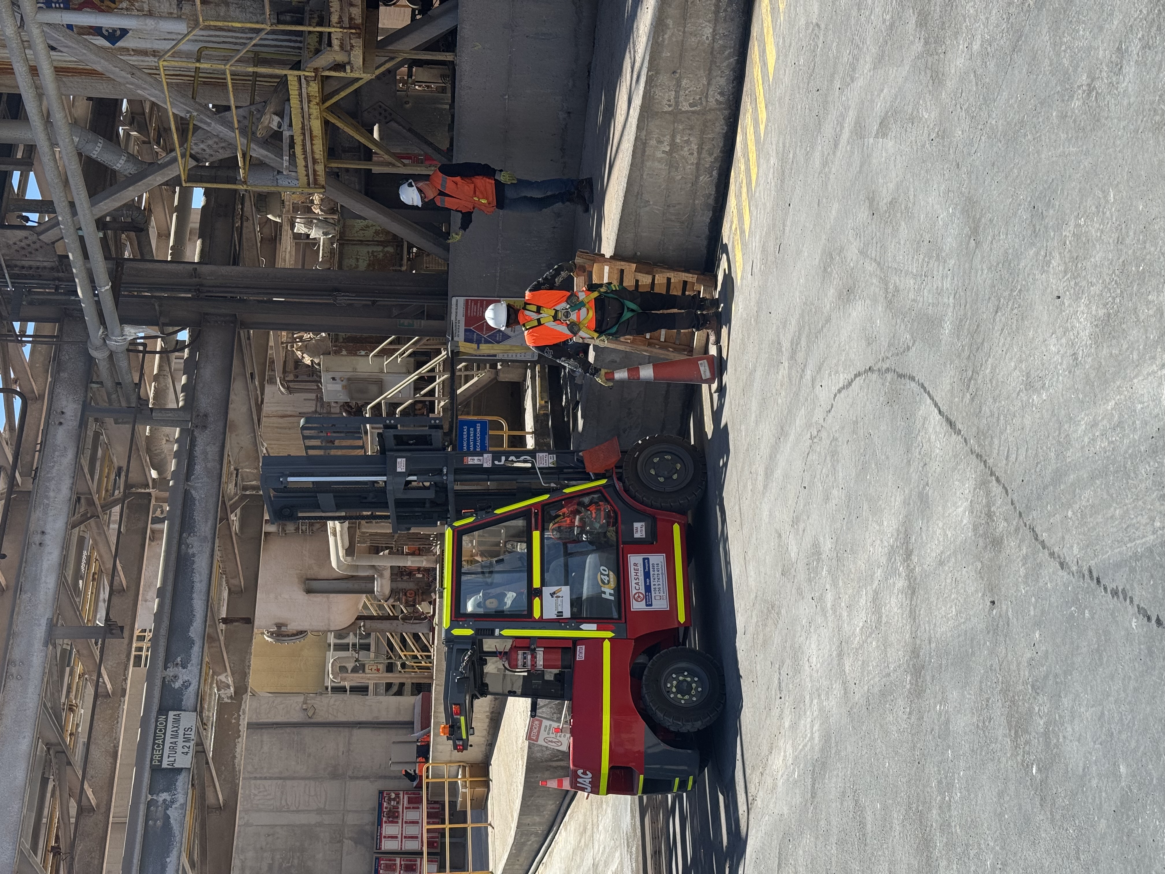 Grúa horquilla para izaje y traslado de equipo industrial en planta