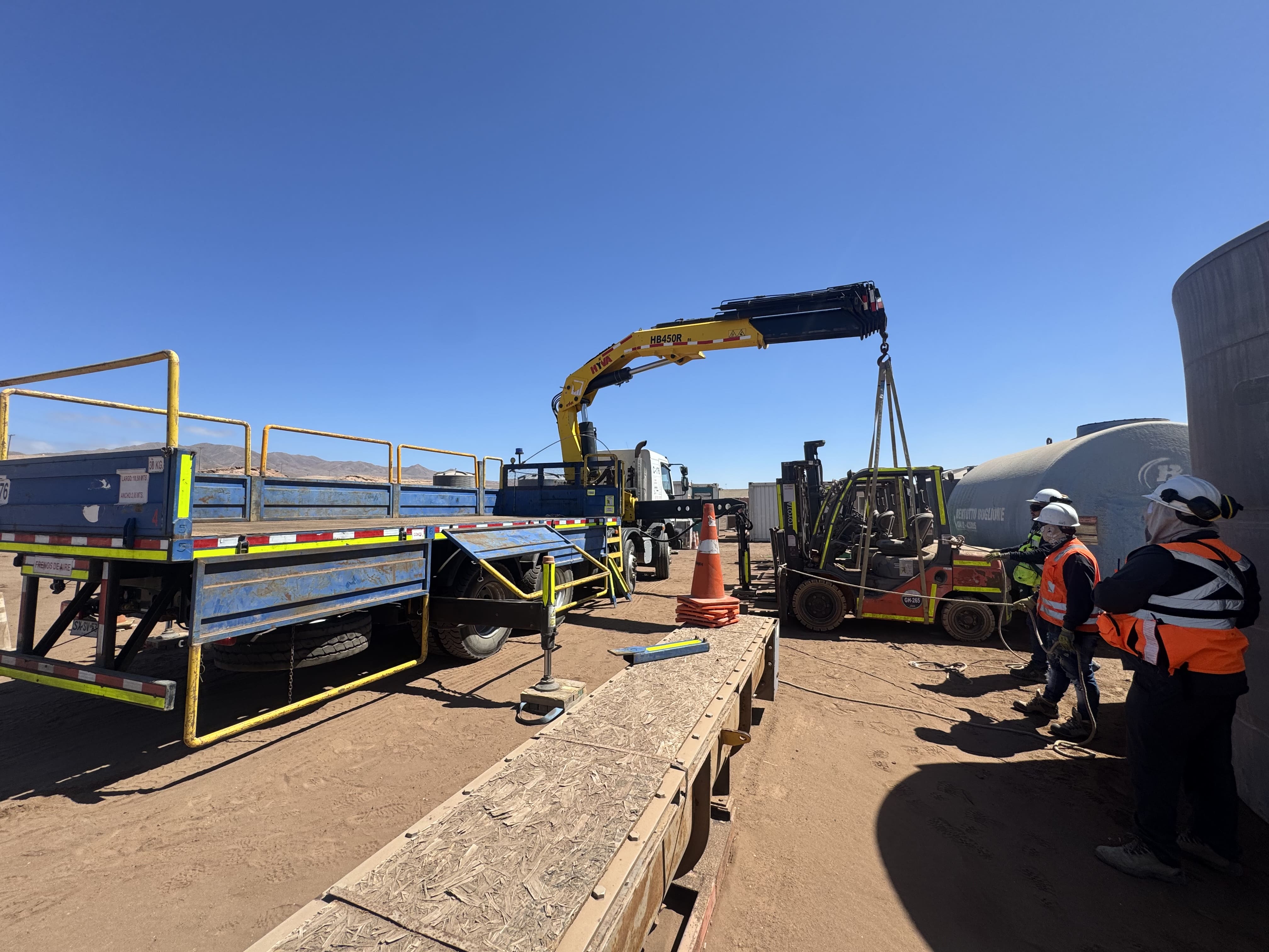 Operación de izaje con camión pluma y coordinación en terreno para minería e industria