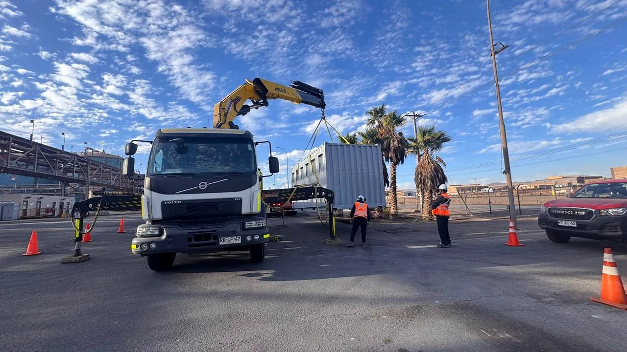 Operación frontal con camión pluma. Despliegue de camión pluma con señalización preventiva.