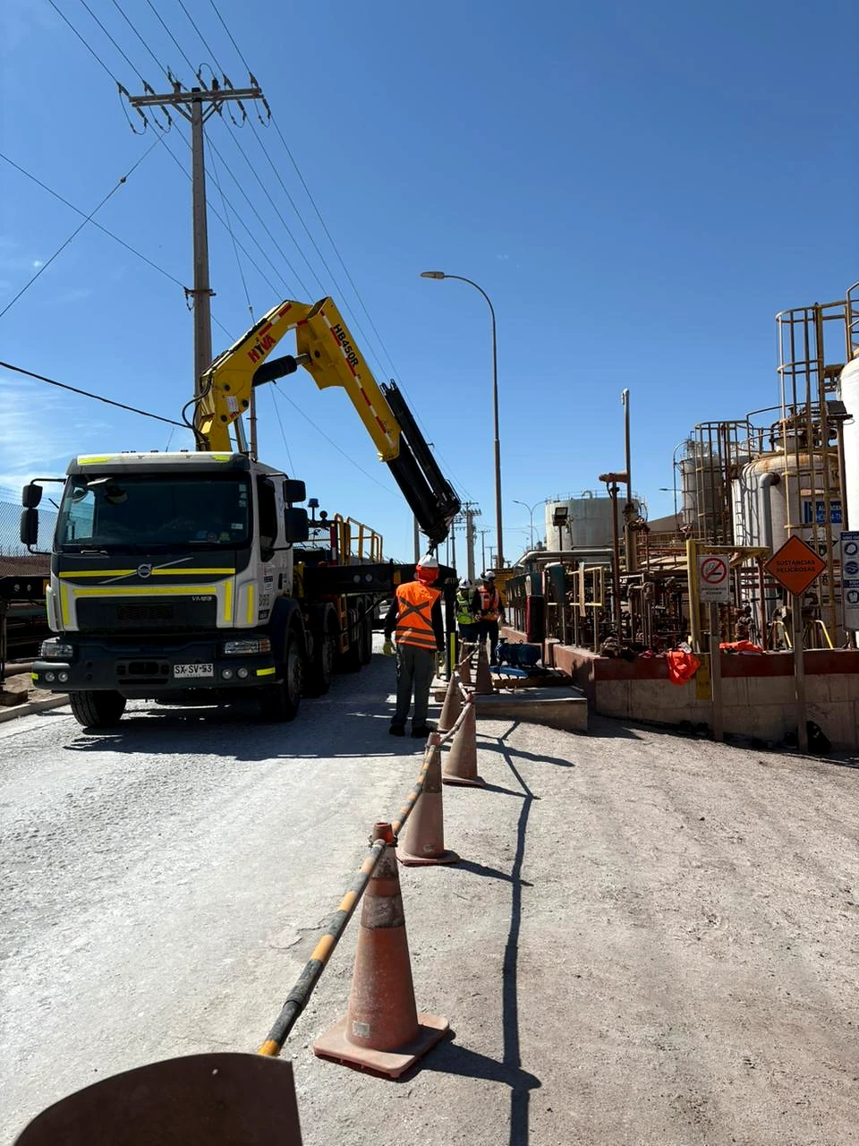 Camión pluma en vía industrial. Despliegue de equipo en una vía interna con segregación preventiva.