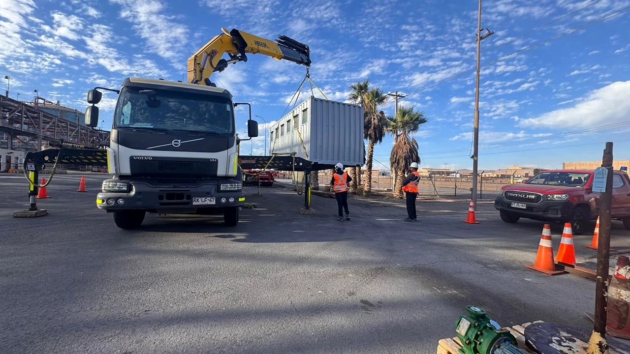 Camión pluma en zona de trabajo. Preparación de equipo y área antes de una operación de izaje.
