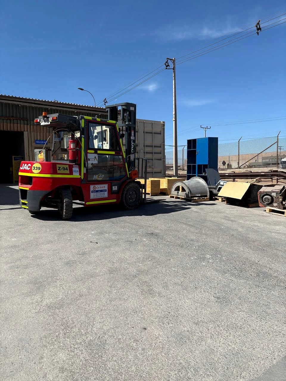 Grúa horquilla en faena. Equipo operativo en patio industrial de Antofagasta.