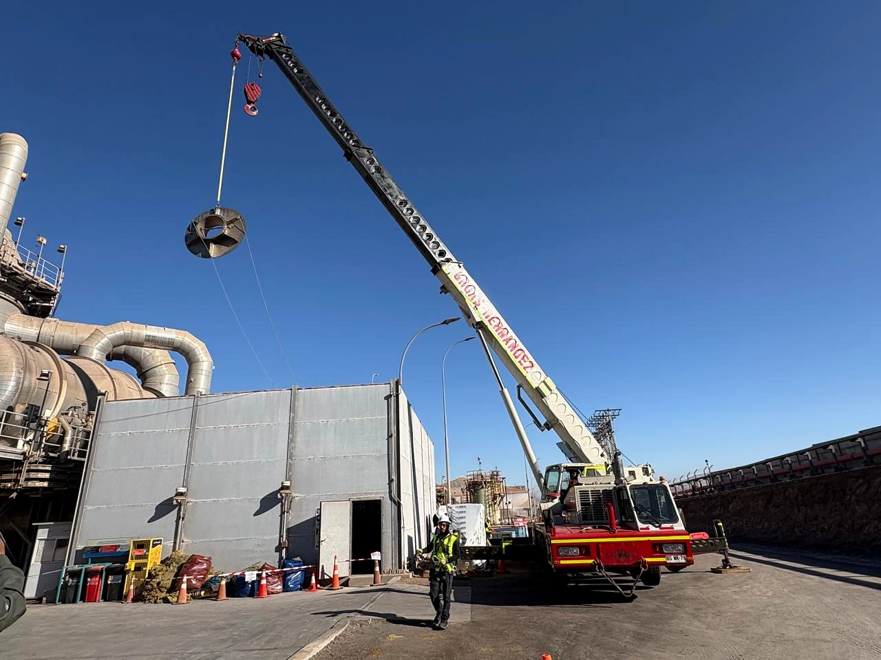 Maniobra industrial con grúa telescópica. Grúa telescópica preparada para un levante de gran alcance.