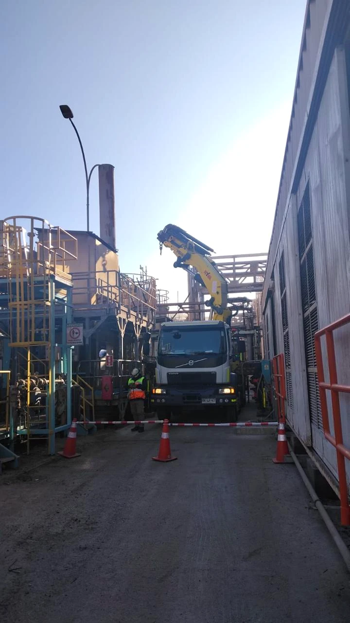 Maniobra en corredor de planta. Operación coordinada en un espacio industrial de acceso restringido.