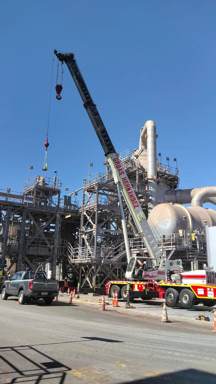 Maniobra con grúa telescópica. Operación de levante en planta con control del entorno.