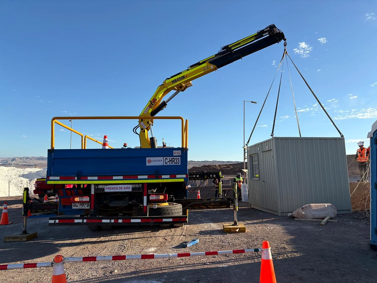 Posicionamiento de módulo industrial. Camión pluma posicionando un módulo dentro de una zona de trabajo controlada.