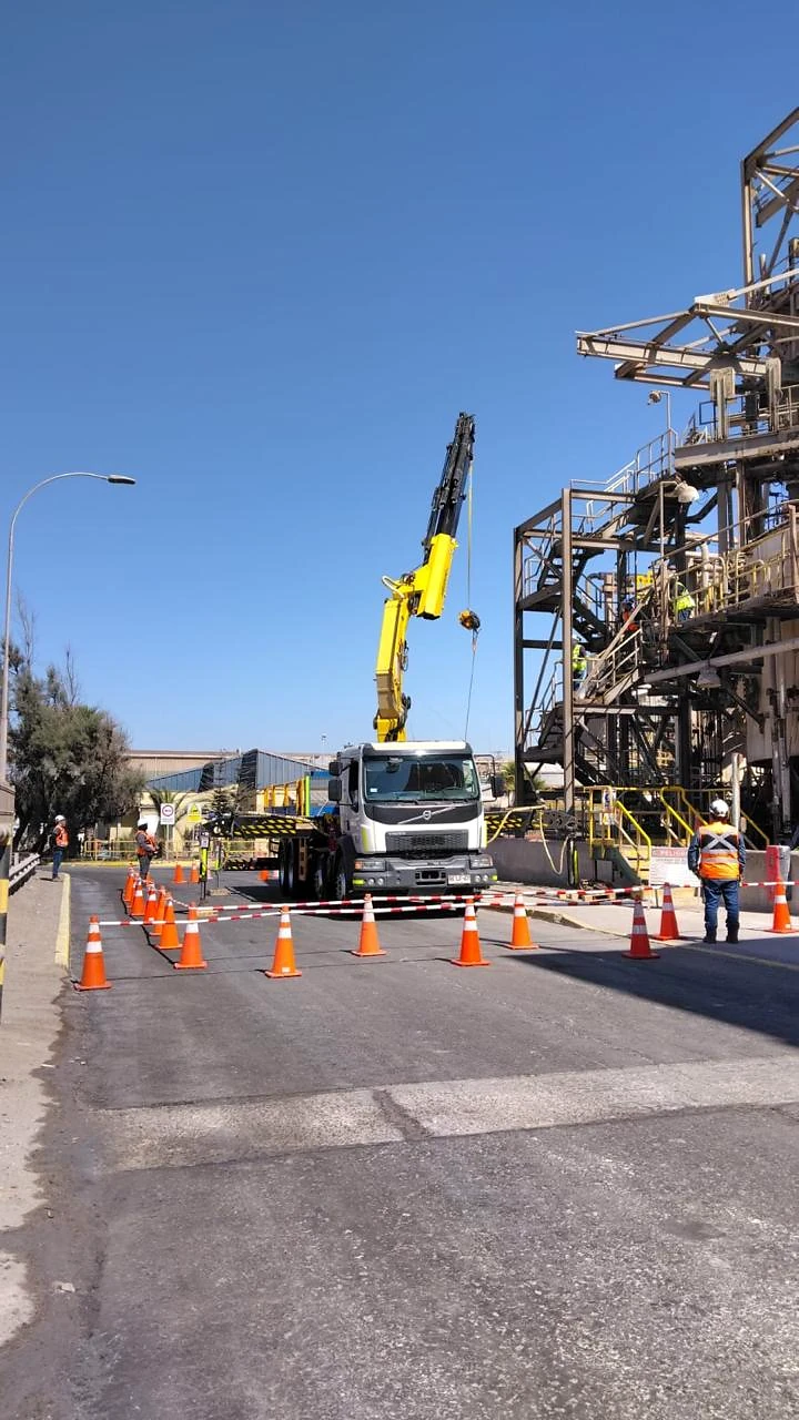 Segregación de área en planta. Zona de trabajo delimitada para la ejecución segura de una maniobra.