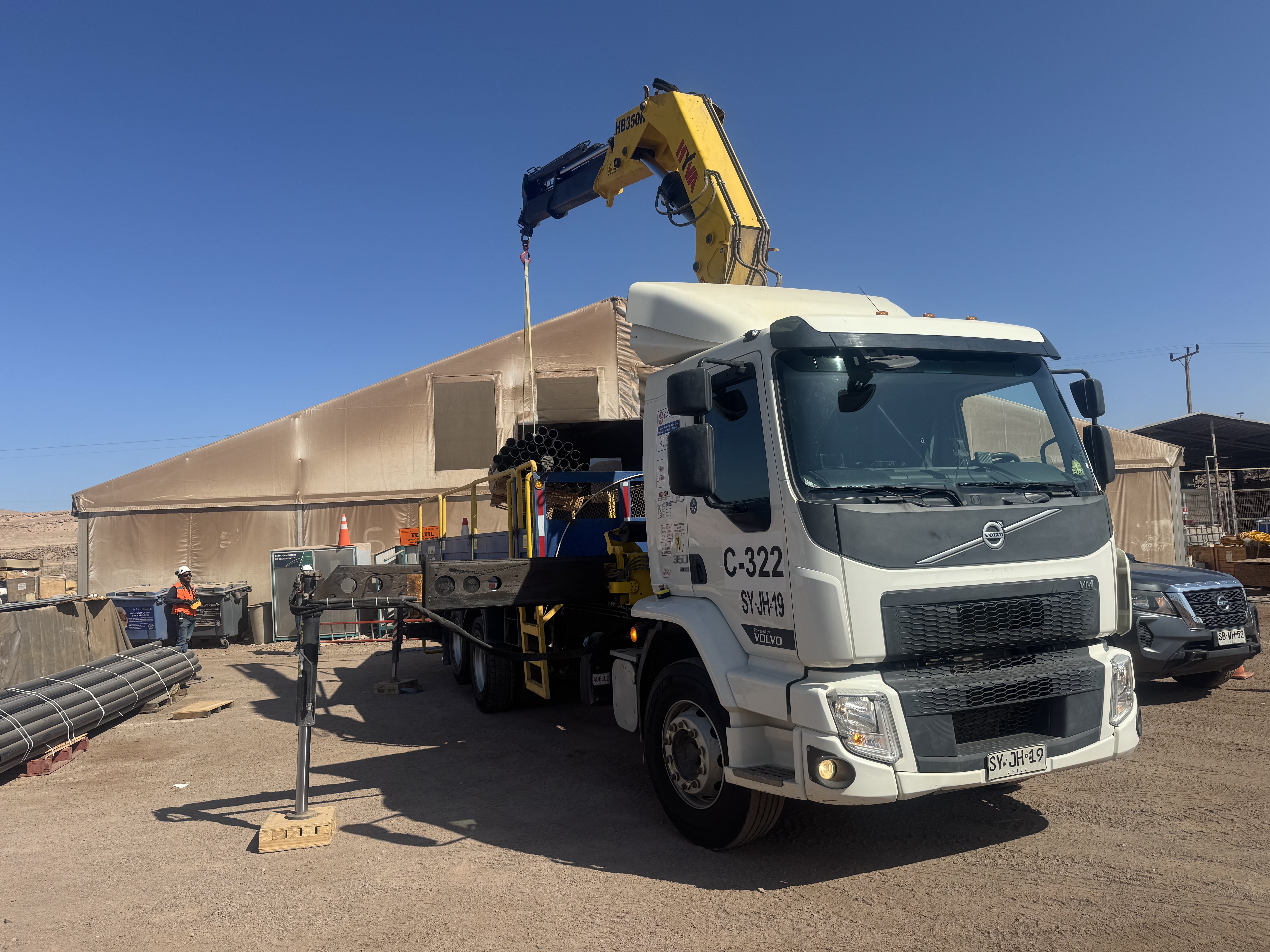 Camión pluma realizando izaje en faena en Antofagasta con control y demarcación de seguridad
